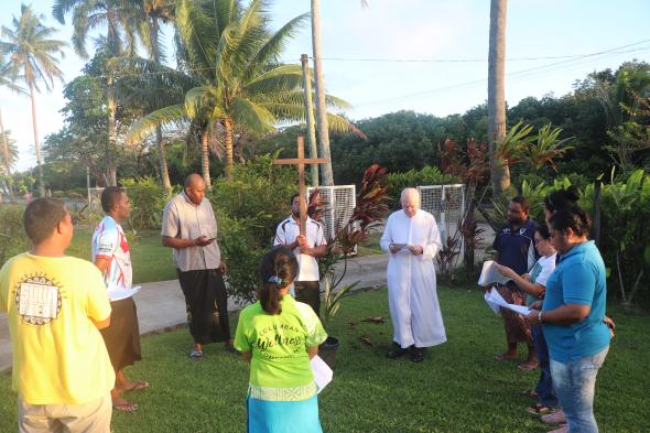 Ecological Stations of the Cross with Lay missionaries and students- Photo: Paula Suka