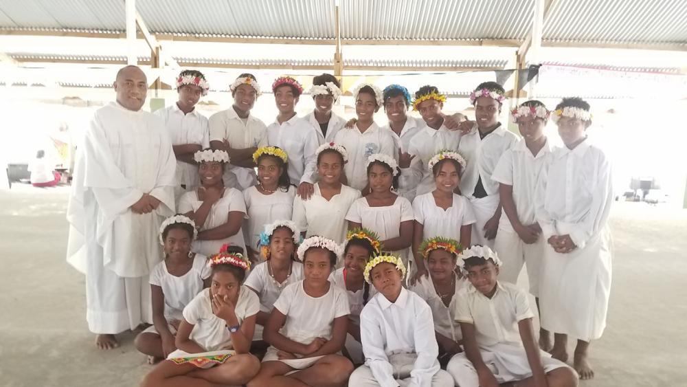 Fr. William with the communicants in Kuria - Photo: Fr Willie Lee