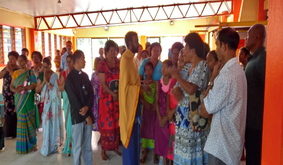 The group of pilgrims attentively listens as a spiritual leader shares the teachings and sacred tradition of their faith. - Photo: Pescila Magdalin