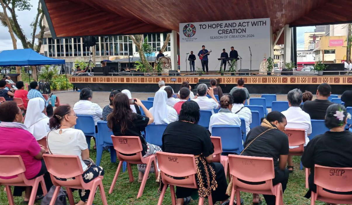 The program began an hour early with warming up by the Yuvan band group, Kiri bass dance and spiritual hymns - Photo: Pescila Magdalin The program began an hour early with warming up by the Yuvan band group, Kiri bass dance and spiritual hymns - Photo: Pescila Magdalin