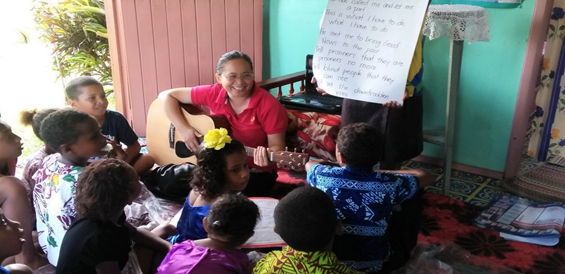 Jinky during one of her sessions with the children of Nawaqarua, Ba.