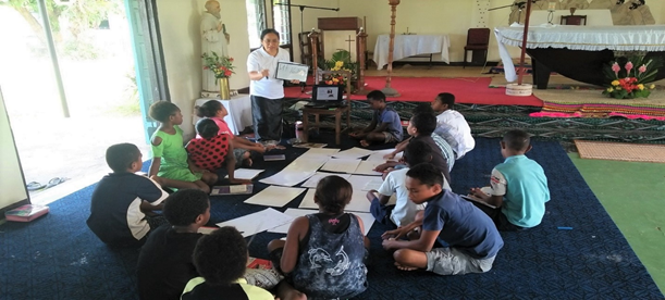Jinky giving catechetical instructions to the children of Votua, Ba.