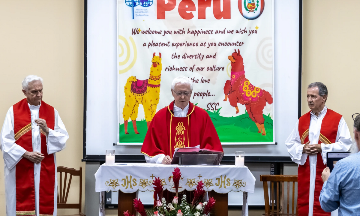 Fr Tim Mulroy celebrating the opening Mass at the 2024 General Assembly in Peru with Fr Brian Vale (left) and Fr Tony Coney (Right)