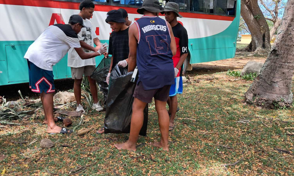 Students collecting rubbish. Photo: Margie Muller