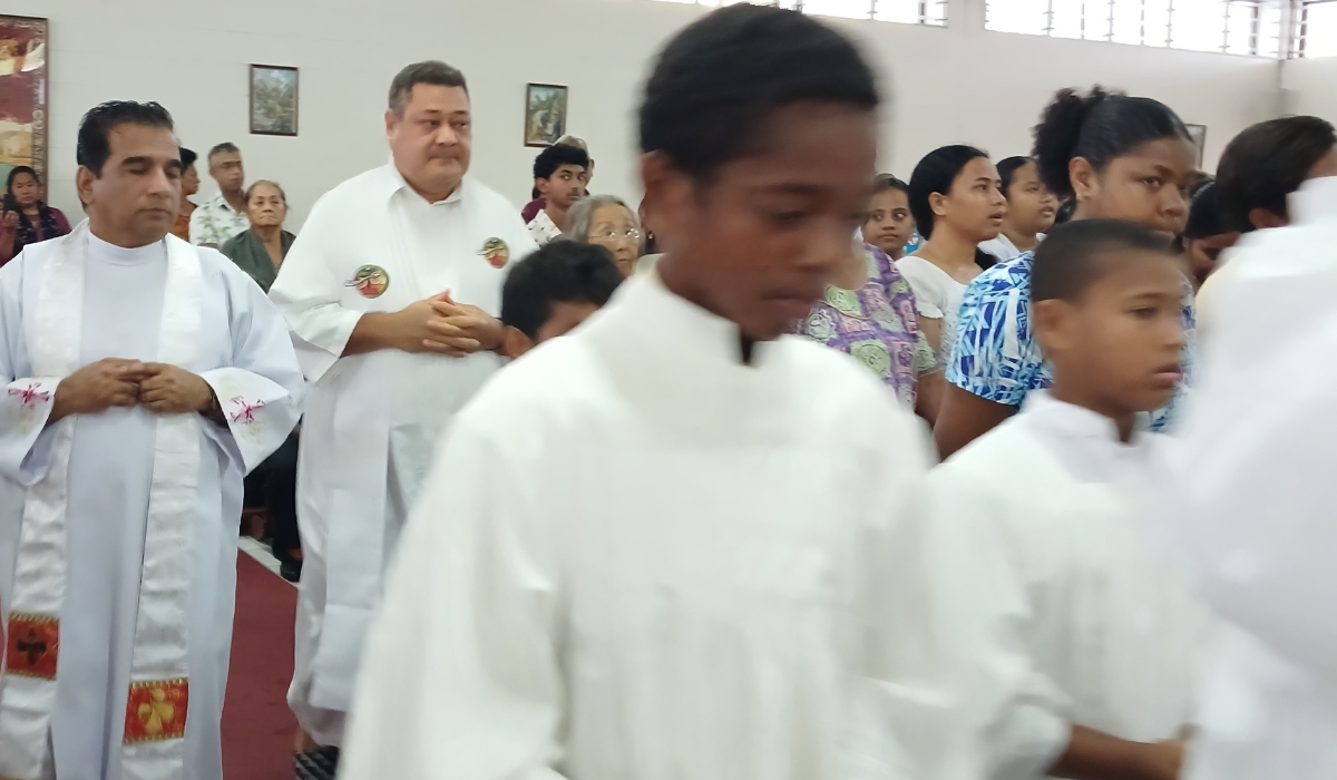 Priests processing to the Alter - Photo: Pescila Magdalin
